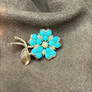 Sarah Coventry vintage flower brooch